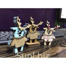 Ёлочная игрушка изготовлена из натуральной древесины.