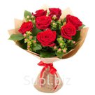 Букет из российской розы красного цвета 7 шт, в сочетании с гиперикумом красного или белого цвета 5 шт, обернутый в бумагу крафт, перевязанный атласной красной…