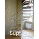 Винтовая лестница, построенная на основе центрального металлического столба используются деревянные ступени из бука под лаком ограждение спиралевидное из нержа…