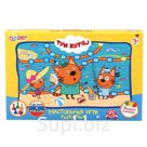 Настольная игра-ходилка «Три кота. Рыбалка» ТМ «Умные игры» основана на одноименном мультфильме, который так нравится детям веселой семьёй котиков и интересным…