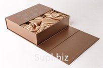 Коробка-книжка с распашными створками, фиксирующимися на магниты, с мягким ложементом, драппированным атласной тканью