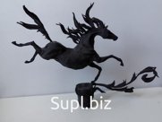 Скульптура «Бегущая черная лошадь на черном» - изготовление на заказ