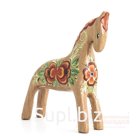 Palomino horse with symmetrical flower arrangement