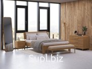 Кровать из дуба с опциональным мягким элементом на изголовье предлагает сочетание стиля и комфорта. Прочная конструкция и натуральный древесный узор придают ей…